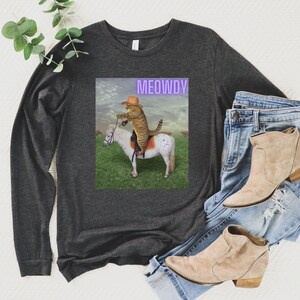 Meowdy T-shirt met lange mouwen, shirts van grappige kat, shirt Meowdy meme, Bella Canvas 3501, grappige woordspelingen, meowdy kat cowboy, shirts kattenpony, kattenliefhebbers