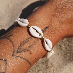 Beach bracelet white shells beads gold adjustable hippie jewelry boho wedding accessory beach bracelet waterproof playful Cowrie