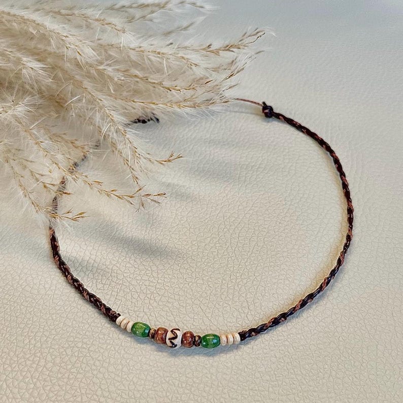 Handgemachte Boho-Halskette Holzperlen Natürliche Materialien Verstellbar Boho Mode Accessoire Spiritueller Schmuck Umweltfreundlich Nachhaltig Rustikal Erdige Töne Stammesinspiriert Naturschmuck