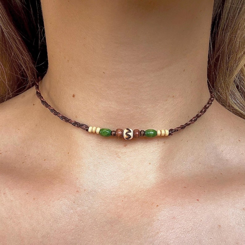 Boho Holzperlenkette Handgefertigt Boho Einstellbar Naturmaterial Schmuck Erdig Stammes Öko Freundlich Rustikal Spirituell Accessoire Meditation Halskette Nachhaltig Mode Strand Accessoire Geschnitzt Symbol