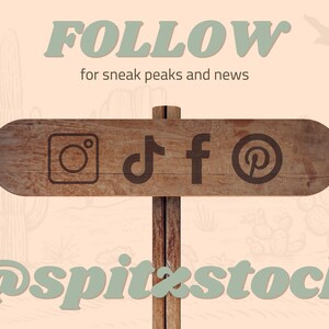 Pu&ograve; includere: Un cartello in legno con il testo FOLLOW for sneak peaks and news, icone dei social media per Instagram, TikTok, Facebook e Pinterest, e il nome utente @spitxstock su uno sfondo color pesca chiaro con illustrazioni del deserto.