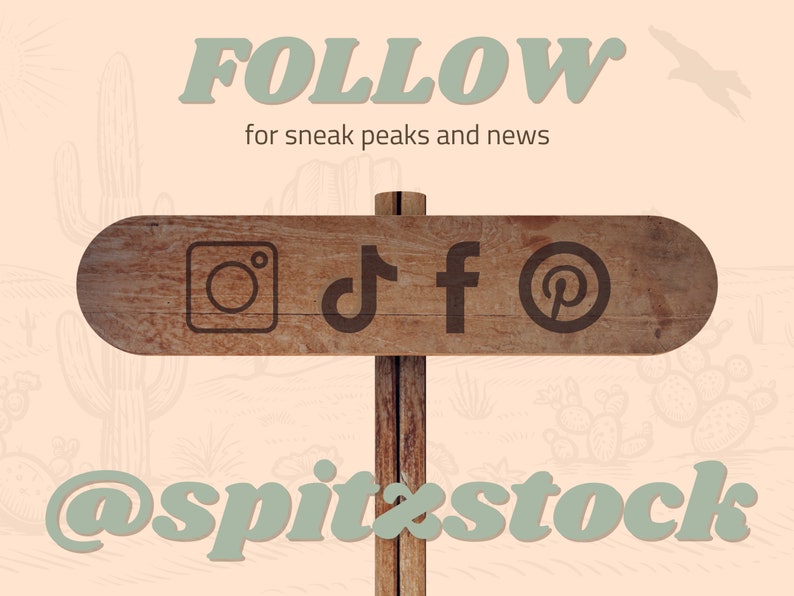 Pu&ograve; includere: Un cartello in legno con il testo FOLLOW for sneak peaks and news, icone dei social media per Instagram, TikTok, Facebook e Pinterest, e il nome utente @spitxstock su uno sfondo color pesca chiaro con illustrazioni del deserto.