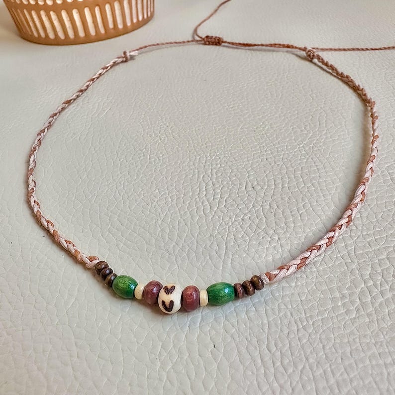 Handgemachte Boho-Halskette Holzperlen Natürliche Materialien Verstellbar Boho Mode Accessoire Spiritueller Schmuck Umweltfreundlich Nachhaltig Rustikal Erdige Töne Stammesinspiriert Naturschmuck