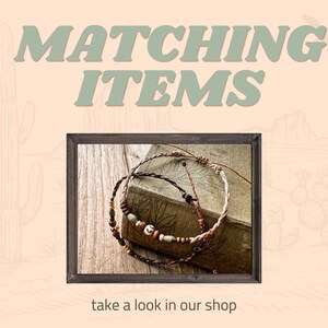 Pu&ograve; includere: Due braccialetti in corda intrecciata con piccole perline in legno e decorate, presentati in una cornice di legno scuro su sfondo chiaro con il testo MATCHING ITEMS e take a look in our shop.