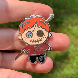 Mago pin Red Hair boy pin vudú muñeca duro esmalte pin libro amante regalo amante de la película regalo varita mágica suéter de punto mejor regalo de amigo
