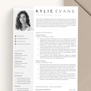 Puede incluir: Una plantilla de currículum vitae profesional con el nombre "Kylie Evans" en la parte superior. El currículum incluye secciones para la experiencia laboral, la educación, la experiencia y las habilidades técnicas. Un retrato de una mujer está en la esquina superior izquierda.