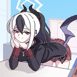 Peut inclure: Une illustration en pixel art représentant un personnage aux cheveux blancs, cornes noires et longue queue pointue. Le personnage porte un sweat à capuche noir avec des poignets rouge foncé, un collier argenté et une jupe à carreaux rouges.
