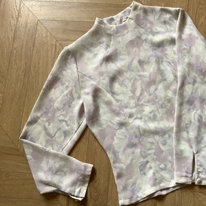 Chemisier japonais vintage à fleurs chirimen avec bouton au dos et col cheminée
