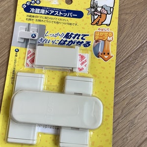 Può includere: Un cartello in legno fatto a mano con la scritta "Welcome to our home" in stile scritto a mano. Il cartello è dipinto di bianco con lettere nere e presenta un piccolo cuore decorativo. Progettato per uso interno o esterno.