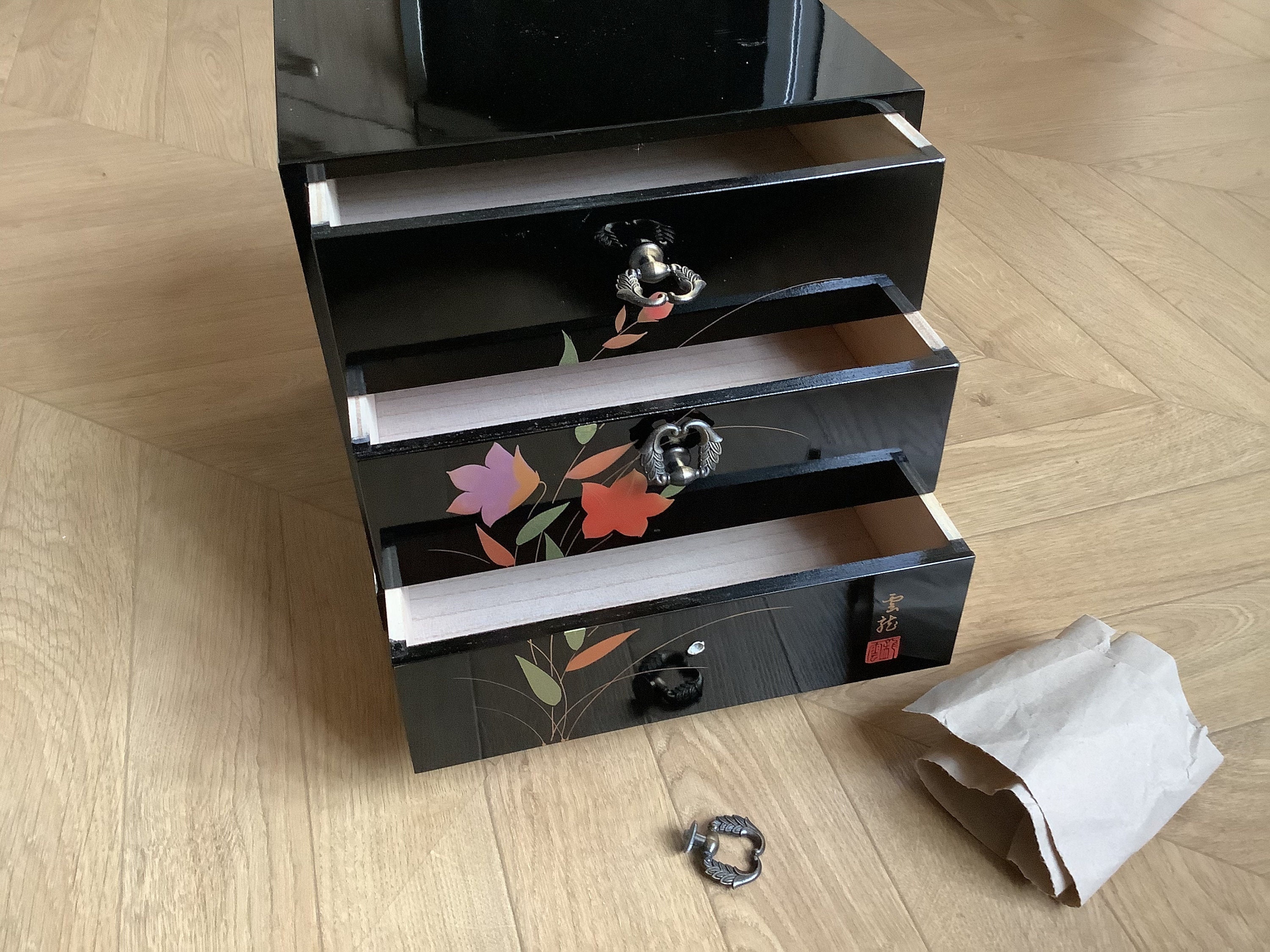 ヴィンテージの漆塗りの日本製チェスト（テーブルバージョン） - Etsy 日本