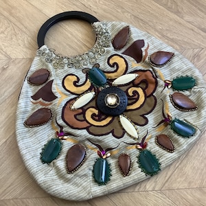 Vintage decorative handbag with wooden handle