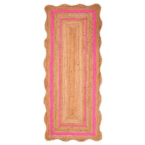 Könnte beinhalten: Ein Naturfaser-Teppich mit pinkfarbenem Rand. Der Teppich hat einen gewellten Rand und eine rechteckige Form.