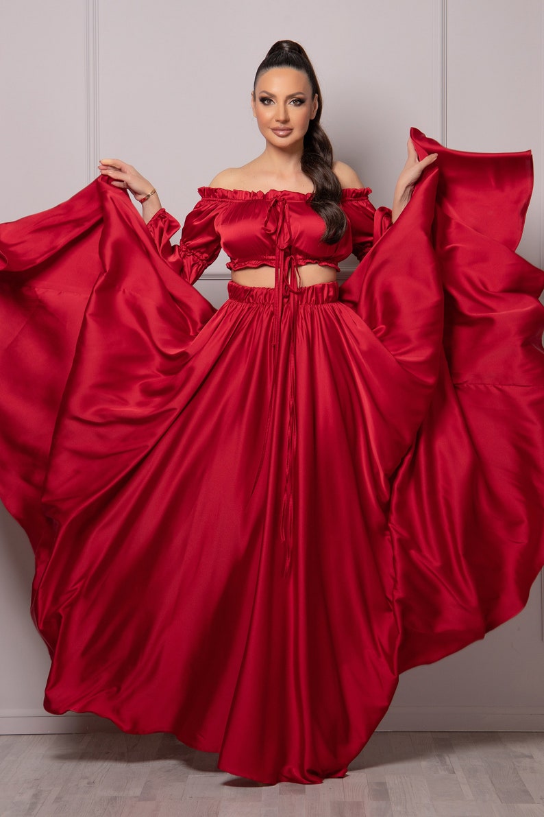 Extravagant 2-Piece Ladies Satin Clothing Set High Waisted Flowy Skirt & Off Shoulder Crop Top with Puffed Sleeves, Summer Cocktail Outfit imagem 2