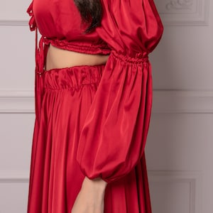 Extravagant 2-Piece Ladies Satin Clothing Set High Waisted Flowy Skirt & Off Shoulder Crop Top with Puffed Sleeves, Summer Cocktail Outfit imagem 9