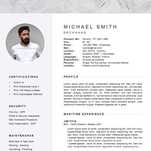 Puede incluir: Un currículum vitae en blanco y negro con una foto de un hombre con barba. El currículum vitae incluye el nombre del hombre, Michael Smith, y su puesto de trabajo, Deckhand. El currículum vitae también incluye información sobre sus certificaciones, experiencia en seguridad, experiencia en mantenimiento y experiencia marítima.
