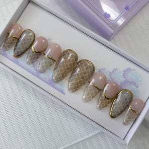 Uñas postizas hechas a mano con piel de pitón australiana, color beige y dorado. Piel de serpiente real encapsulada en pegamento para uñas postizas.