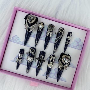 Uñas postizas góticas negras con purpurina y stilettos, dijes plateados 3D, extensiones de gel hechas a mano