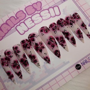 Uñas postizas pintadas a mano: diseño floral morado intenso y blanco mate