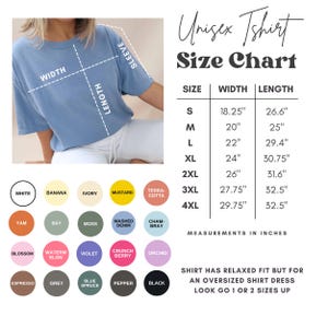 Może przedstawiać: Jasnoniebieska koszulka unisex z tabelą rozmiar&oacute;w. Tabela zawiera wymiary w calach dla rozmiar&oacute;w od S do 4XL. Opcje kolor&oacute;w obejmują biały, bananowy, kość słoniową, musztardowy, terakotowy, pochrzyn, zatokę, mech, sprany dżins, chambray, kwiat, arbuz, fioletowy, chrupiącą jagodę, orchideę, espresso, szary, niebieską świerk, pieprz i czarny.
