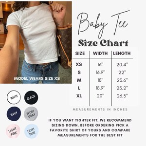 Puede incluir: Una tabla de tallas para una camiseta de beb&eacute; con medidas en pulgadas. La tabla muestra el ancho y la longitud de la camiseta en las tallas XS, S, M, L y XL. La modelo lleva una talla XS.