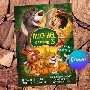 Puede incluir: Una colorida invitación de cumpleaños con personajes de El Libro de la Selva. La invitación incluye el texto "MICHAEL cumple 3 años" y detalles de la fiesta. El fondo es una superficie de madera.