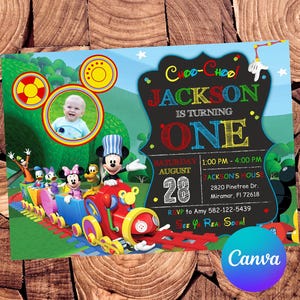 Könnte beinhalten: Eine farbenfrohe Einladung zu einer ersten Geburtstagsfeier mit einem Zug, Mickey Mouse und anderen Disney-Figuren. Die Einladung hat einen schwarzen Hintergrund mit dem Text "Choo-Choo! Jackson wird eins" und den Partydetails.