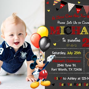Puede incluir: Una invitación de cumpleaños con un bebé en polo azul, globos y un gráfico de Mickey Mouse. El texto de la invitación dice "Michael cumple 2 años" con detalles del evento sobre un fondo de estilo pizarra.