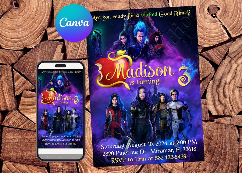 Puede incluir: Una invitaci&oacute;n morada y azul con una manzana roja y el texto "Madison 3 is turning" en letras doradas. La invitaci&oacute;n presenta personajes de la pel&iacute;cula de Disney Descendants. La invitaci&oacute;n incluye la fecha, la hora y la ubicaci&oacute;n del evento, as&iacute; como un contacto para RSVP.