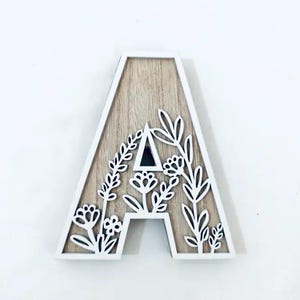 Lettre en bois, alphabet en bois rustique, décoration murale, nom de chambre, signe de fleurs sauvages, décoration de mariage champêtre bohème, décoration d'intérieur, lettre sculptée florale