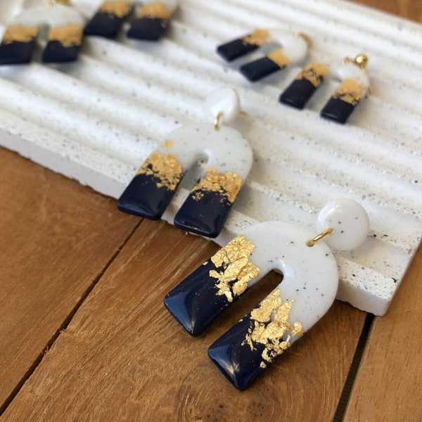 Leichte Navy Blau halb Weiße Ohrringe mit Gold Details| Handmade | Polymer Clay | Boho | Klein | Groß | Bogen | Edelstahl Stecker | Hänger