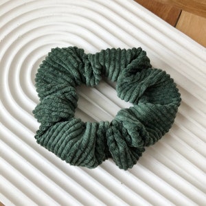 Grüne Scrunchies Monstera Einzeln Set Breites Gummi Baumwolle Schonend Sanft für alle Haare Haarband fair produziert Bild 10