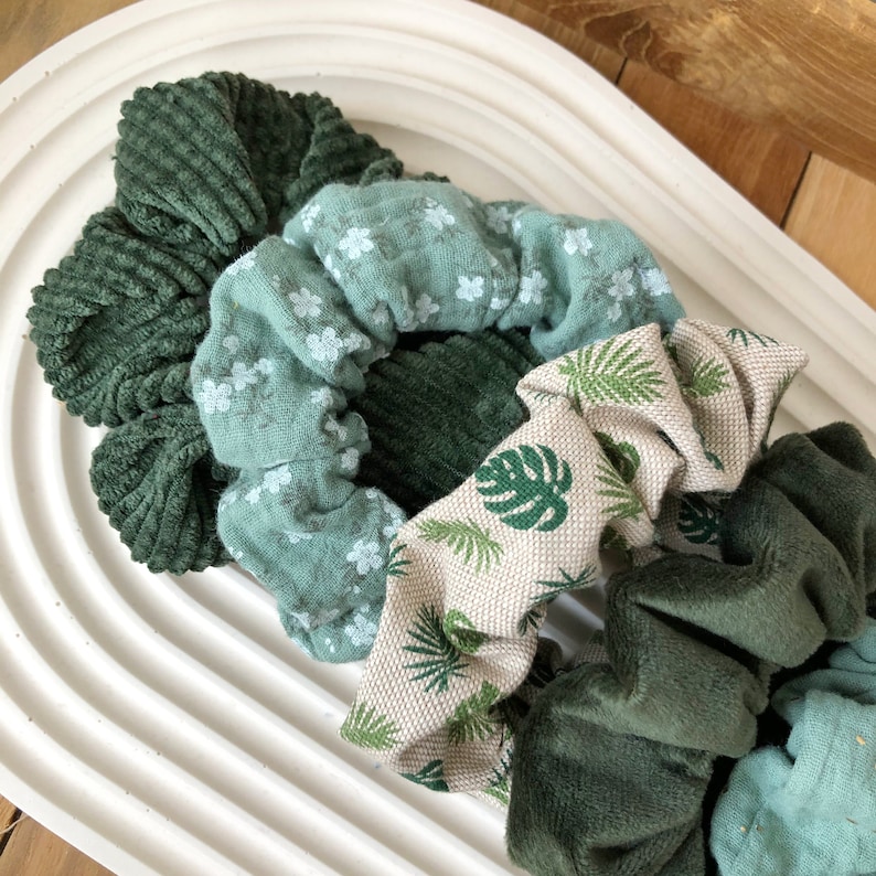 Grüne Scrunchies Monstera Einzeln Set Breites Gummi Baumwolle Schonend Sanft für alle Haare Haarband fair produziert Bild 2