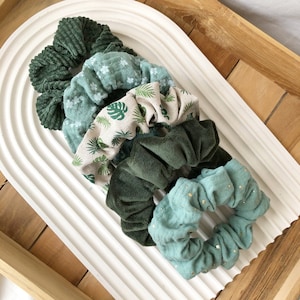 Grüne Scrunchies Monstera Einzeln Set Breites Gummi Baumwolle Schonend Sanft für alle Haare Haarband fair produziert Bild 1