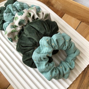 Grüne Scrunchies Monstera Einzeln Set Breites Gummi Baumwolle Schonend Sanft für alle Haare Haarband fair produziert Bild 3