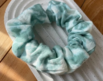 Grün Weißes Batik Scrunchie | Musselin | Weich | Breites Gummi | Baumwolle | Schonend | Sanft | für alle Haare | Haarband | fair produziert