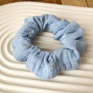 Daisy Scrunchies alle Größen Blau Einzeln Set Breites Gummi Baumwolle Schonend Sanft Haarband fair produziert Boho Bild 4