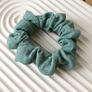 Grüne Scrunchies Monstera Einzeln Set Breites Gummi Baumwolle Schonend Sanft für alle Haare Haarband fair produziert Bild 4