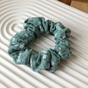 Grüne Scrunchies Monstera Einzeln Set Breites Gummi Baumwolle Schonend Sanft für alle Haare Haarband fair produziert Bild 9