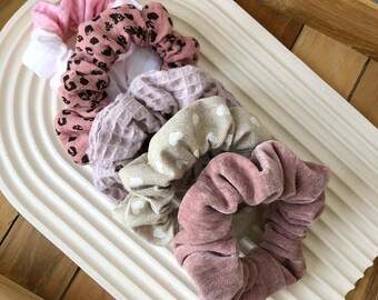 Alle Größen Scrunchies | Einzeln | Set | Breites Gummi | Musselin | Samt | Schonend | Sanft | Haarband | fair produziert | Rosa | Herzchen