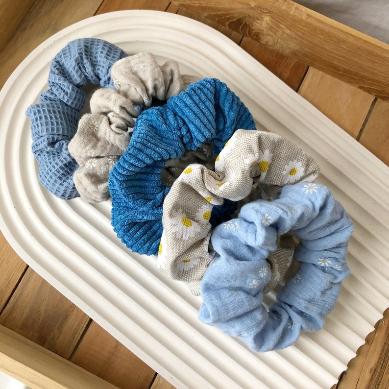 Daisy Scrunchies alle Größen Blau Einzeln Set Breites Gummi Baumwolle Schonend Sanft Haarband fair produziert Boho Bild 1