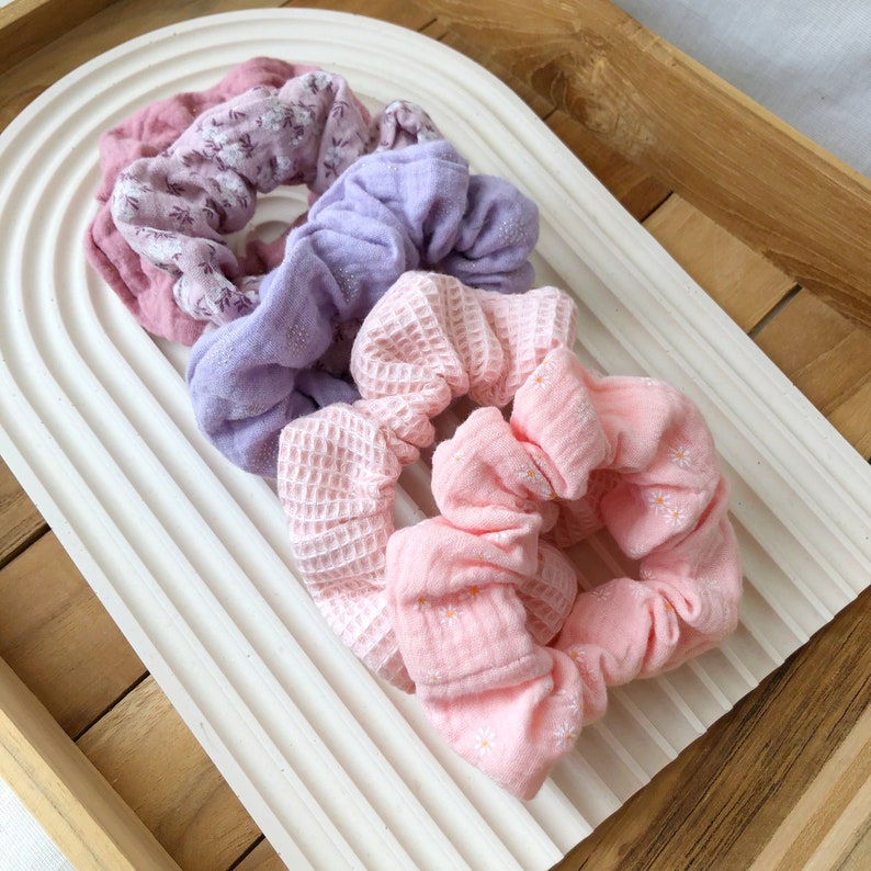 Scrunchies in verschiedenen Größen Flieder Einzeln Set Breites Gummi Baumwolle Schonend Sanft Mini Haarband fair produziert Bild 10