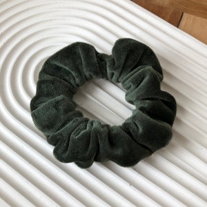Grüne Scrunchies Monstera Einzeln Set Breites Gummi Baumwolle Schonend Sanft für alle Haare Haarband fair produziert Bild 6