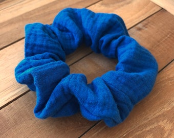 Blaues Scrunchie für alle Haare | Korallblau | Breites Gummi | Baumwolle | Schonend | Sanft | Haarband | fair produziert | Musselin