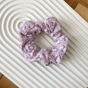 Scrunchies in verschiedenen Größen Flieder Einzeln Set Breites Gummi Baumwolle Schonend Sanft Mini Haarband fair produziert Bild 8