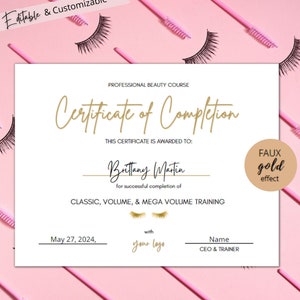 Può includere: Un certificato bianco con un effetto oro finto. Il certificato recita "Corso di bellezza professionale Certificato di completamento." Il certificato viene assegnato a "Brittany Martin" per il completamento positivo del "Corso di formazione classico, volume e mega volume." Il certificato è datato "27 maggio 2024".