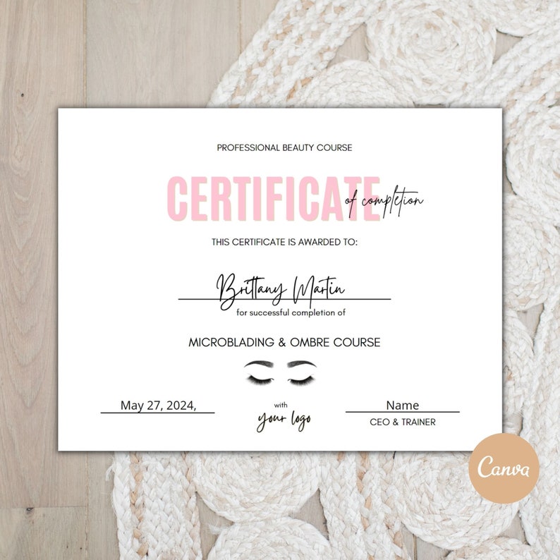 Puede incluir: Un certificado de finalizaci&oacute;n rosa y blanco para un curso profesional de belleza. El certificado se otorga a Brittany Martin por la finalizaci&oacute;n exitosa del curso de Microblading & Ombre. El certificado est&aacute; fechado el 27 de mayo de 2024.