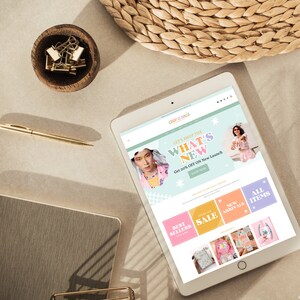 Puede incluir: Una tableta mostrando un sitio web para una tienda de ropa llamada "Chp Dale". El sitio web presenta una venta en nuevas llegadas con el texto "Let's Shop the What's New" y "Get 20% OFF on New Launch". El sitio web tambi&eacute;n tiene botones para "Best Sellers", "Sale", "New Arrivals", y "All Items".