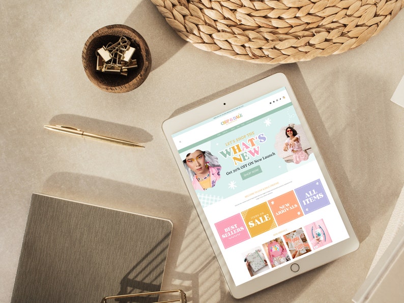 Puede incluir: Una tableta mostrando un sitio web para una tienda de ropa llamada "Chp Dale". El sitio web presenta una venta en nuevas llegadas con el texto "Let's Shop the What's New" y "Get 20% OFF on New Launch". El sitio web tambi&eacute;n tiene botones para "Best Sellers", "Sale", "New Arrivals", y "All Items".
