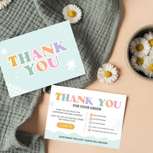 以下が含まれることがあります： カラフルなデザインと「ありがとう」という大きな太字のテキストが書かれたサンキューカード。カードには、次回の注文で10％割引になるクーポンコードも記載されています。カードのテキストは次のとおりです。「私たちの小さなビジネスを支援していただきありがとうございます。プロモーションコードCODE 10で、次回の注文を10％割引でご利用ください。気に入っていただけましたか？レビューを残してください。」