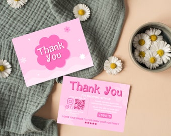 Puede incluir: Tarjeta de agradecimiento rosa con una nube rosa y flores blancas. La tarjeta dice "Gracias" en letras rosas. En la parte posterior de la tarjeta hay un código QR y el texto "Gracias por comprar con nosotros. Muchas gracias por apoyar nuestro pequeño negocio. Obtén un 10% de descuento en tu próximo pedido con el código promocional CODE10. ¿Te ha gustado tu pedido? ¡Cuéntanos qué piensas!"